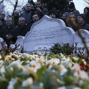 الأتراك يتوافدون إلى ضريح “أربكان” لإحياء الذكرى السادسة لرحيله