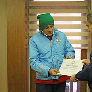 بعدما ضجت مواقع التوصل الاجتماعي به.. صاحب القلب الطيب يحصل على شهادة تقدير