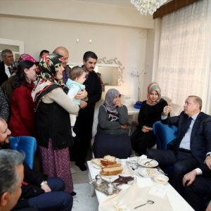 قرأ اليافطة و استجاب للدعوة.. اردوغان يشرب الشاي مع عائلة تركية في ولاية كهرمان مرعش