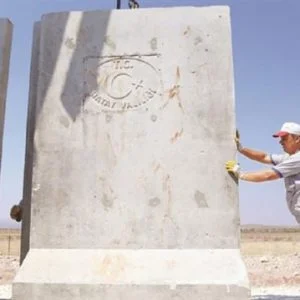 تركيا تكمل بناء النصف الأول من الجدار على الحدود مع سوريا