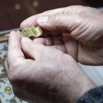 فنان تركي يَخطُّ 25 لوحة على نصف حبة عدس 3