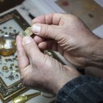 فنان تركي يَخطُّ 25 لوحة على نصف حبة عدس 5