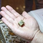 فنان تركي يَخطُّ 25 لوحة على نصف حبة عدس 7