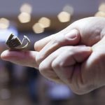 فنان تركي يَخطُّ 25 لوحة على نصف حبة عدس 9