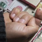 فنان تركي يَخطُّ 25 لوحة على نصف حبة عدس 11