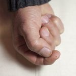 فنان تركي يَخطُّ 25 لوحة على نصف حبة عدس 15