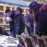 فنان تركي يَخطُّ 25 لوحة على نصف حبة عدس 17