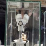 فنان تركي يَخطُّ 25 لوحة على نصف حبة عدس 19