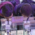 فنان تركي يَخطُّ 25 لوحة على نصف حبة عدس 23