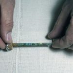 فنان تركي يَخطُّ 25 لوحة على نصف حبة عدس 25