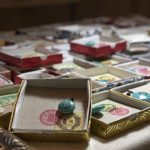 فنان تركي يَخطُّ 25 لوحة على نصف حبة عدس 27