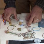 فنان تركي يَخطُّ 25 لوحة على نصف حبة عدس 29