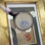 فنان تركي يَخطُّ 25 لوحة على نصف حبة عدس 33