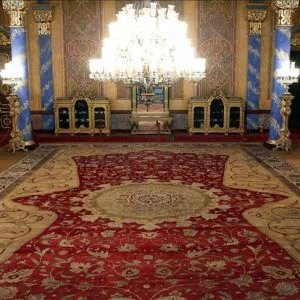 سجادة تاريخية في قصر باسطنبول تستعيد رونقها بعد عملية ترميم