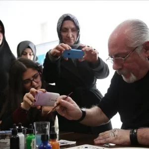 بذرة يقطين تسع اسطنبول.. فنان تركي يحول أصغر المواد إلى كبسولات فنية