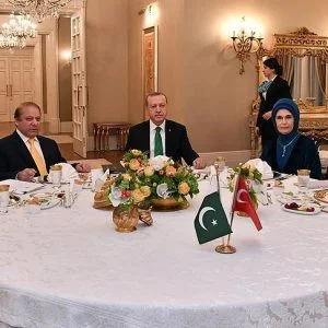 أردوغان يلتقي رئيس الوزراء الباكستاني في أنقرة