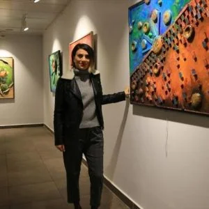 سيدة تركية تحوّل مخلفات المواد لمعرض فني