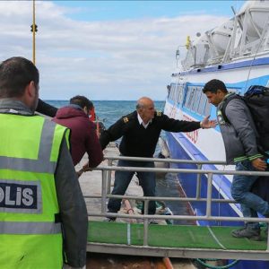 ضبط 25 مهاجر ومهرب شمال غربي تركيا