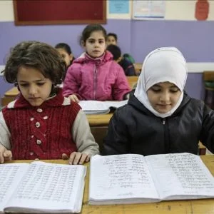 مسؤول تركي: 200 ألف طفل سوري يتلقون تعليمهم في مدارسنا