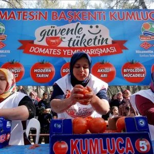 تركية تأكل نحو 5 كيلو طماطم في 3 دقائق