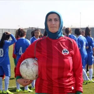 تركية في خريف عمرها تحقق حلمها بلعب كرة القدم