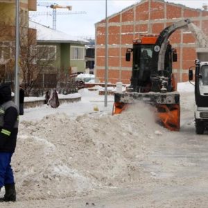 بلدية تركية تنقل 280 ألف طن من الثلوج خارجها