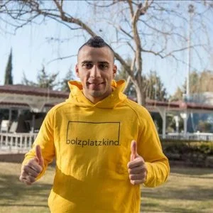 لاعب كرة القدم التونسي “بن حتيرة” سعيد بالتعرف على “أردوغان”