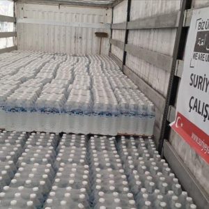 أتراك يرسلون 70 طناً من مياه الشرب إلى الداخل السوري