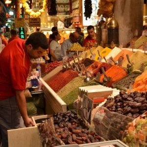 السوق المصري باسطنبول.. عبق التوابل تجمع الحضارات على مائدة واحدة