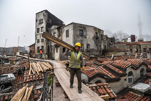 جميس بوند وترميم سطح البازار الكبير في إسطنبول 2 جميس بوند وترميم سطح البازار الكبير في إسطنبول 1