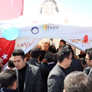 شاهد.. اردوغان يزور خيمة لمعارضي التعديلات الدستورية ويتبادل معهم الحديث 1