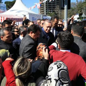 شاهد.. اردوغان يزور خيمة لمعارضي التعديلات الدستورية ويتبادل معهم الحديث 3