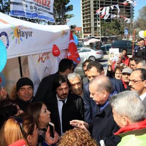 شاهد.. اردوغان يزور خيمة لمعارضي التعديلات الدستورية ويتبادل معهم الحديث 7