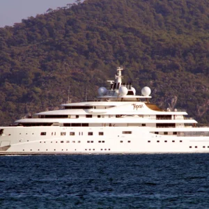 يخت لرجل اعمال إماراتي يتزود بـ”640 الف ليرة تركية” وقود من مرمريس