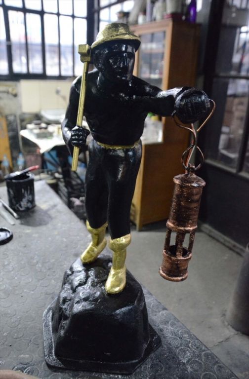 بالفحم و النحاس نحات تركي يجسد معاناة عمال المناجم 2 بالفحم و النحاس نحات تركي يجسد معاناة عمال المناجم 1