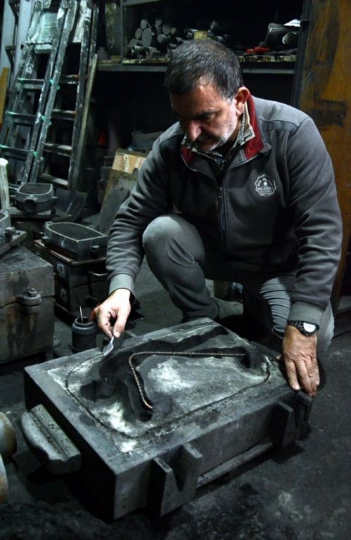 بالفحم و النحاس نحات تركي يجسد معاناة عمال المناجم 6 بالفحم و النحاس نحات تركي يجسد معاناة عمال المناجم 5