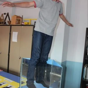 تلميذ تركي يصمم صندوقا سحريا للوقوف في الهواء