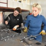 يضربن الحديد و يقطعنه.. نساء تركيات يقتحمن عالم الياقات الزرقاء 3