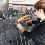 يضربن الحديد و يقطعنه.. نساء تركيات يقتحمن عالم الياقات الزرقاء 7