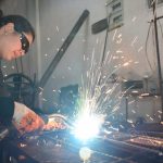 يضربن الحديد و يقطعنه.. نساء تركيات يقتحمن عالم الياقات الزرقاء 9