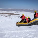 بالصور..تعرف على رياضة التجديف على الثلج التي تجذب الرياضيين في تركيا 1