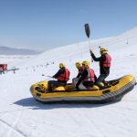 بالصور..تعرف على رياضة التجديف على الثلج التي تجذب الرياضيين في تركيا 7