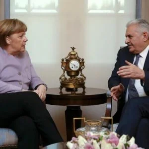 اتصال هاتفي بين ميركل ويلدريم لبحث الأزمة المتصاعدة بين البلدين