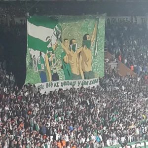 جماهير تركية غاضبة تهاجم حافلة فريقها