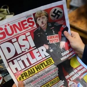 “العمة القبيحة”.. صحيفة تركية تنشر صورة لميركل على هيئة هتلر