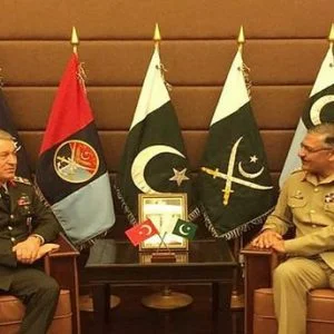 رئيس الأركان التركي ونظيره الباكستاني يبحثان مكافحة الإرهاب