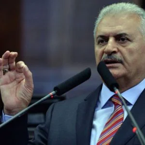 يلدريم يرد على انتقادات المعارضة حول رفع علم إقليم شمال العراق بمطار أتاتورك