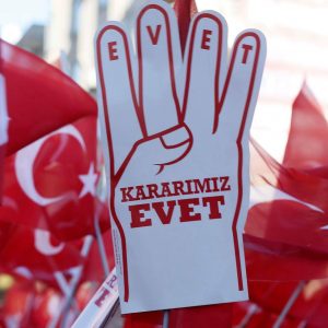 الجالية التركية في سويسرا تندد دعوات صحيفة يمينية إلى التصويت بـ”لا”