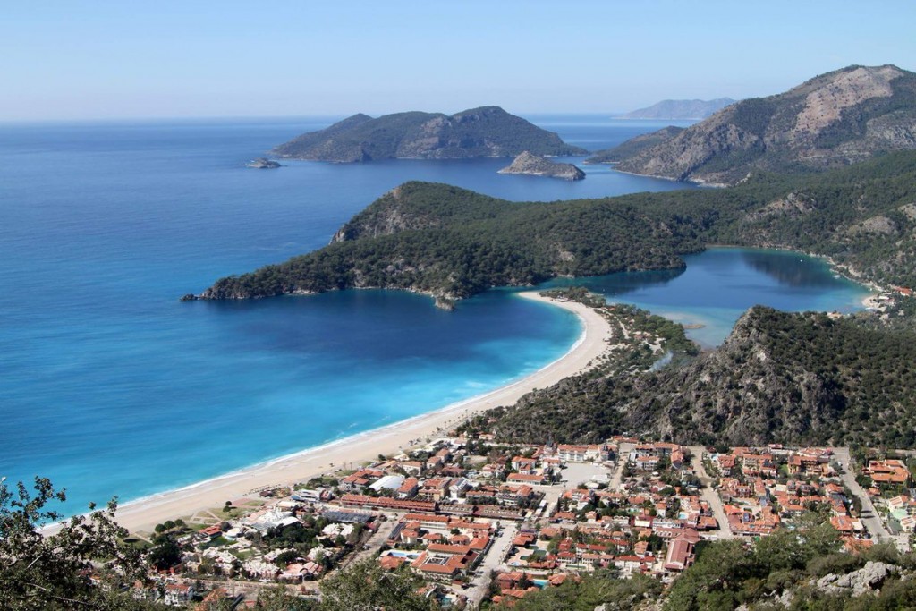 مع بداية الموسم الجديد.. متعة القفز المظلي والغوص تنتظر السياح في منطقة "فتحية" 3