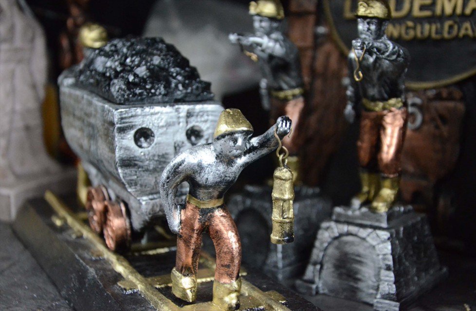 بالفحم و النحاس نحات تركي يجسد معاناة عمال المناجم 8 بالفحم و النحاس نحات تركي يجسد معاناة عمال المناجم 7